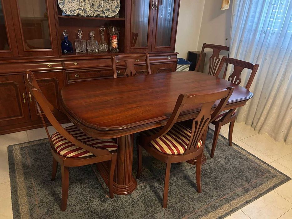 Conjunto de Sala de Jantar em Madeira (Mesa, 6 Cadeiras e Vitrine)