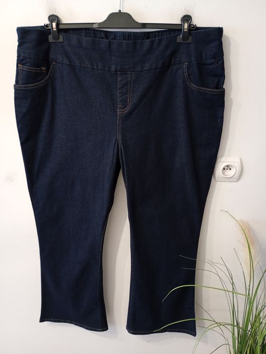 Cienkie rozciągliwe jeansy bootcut na gumce rozmiar 52 Woman within