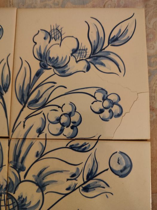 Painel de azulejos tradicionais portugueses, pintados á mão, assinado pela autora