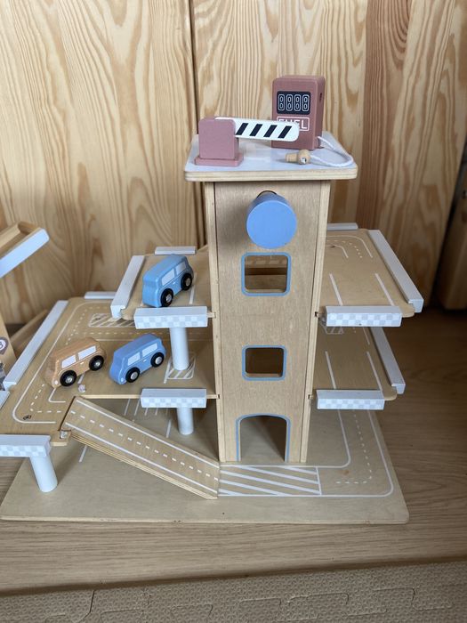 Duży drewniany zestaw mamabrum - garaż, tor dla autek i laweta