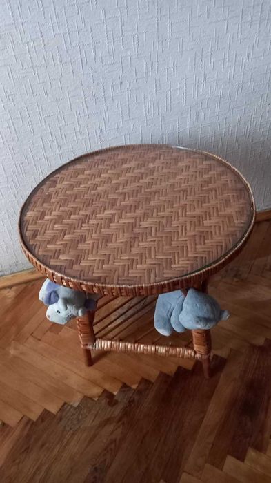 Столик из лозы со стеклом.