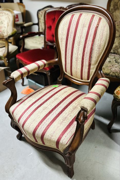 Stary duży fotel drewniany do renowacji tapicerka tron retro vintage