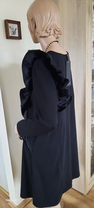 Elegancka sukienka z falbaną na ramieniu i z przodu