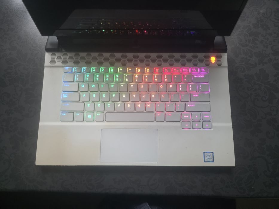 ekranem OLED 


---

Alienware m15 – klasa premium | i9-9880H | RTX 2