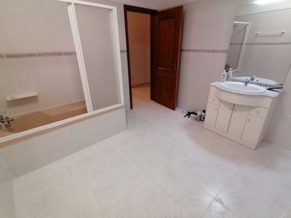 Arrenda-se quarto mobiliado com todas condições mais ar condicionado em todos os quartos.