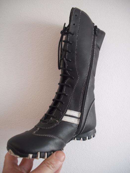Botas em pele novas