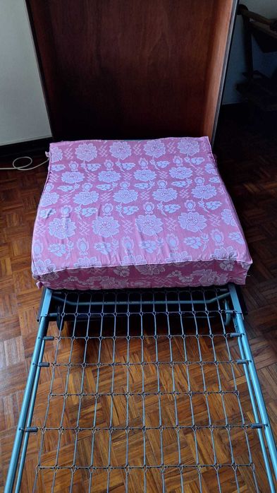 Cama oculta rebatível