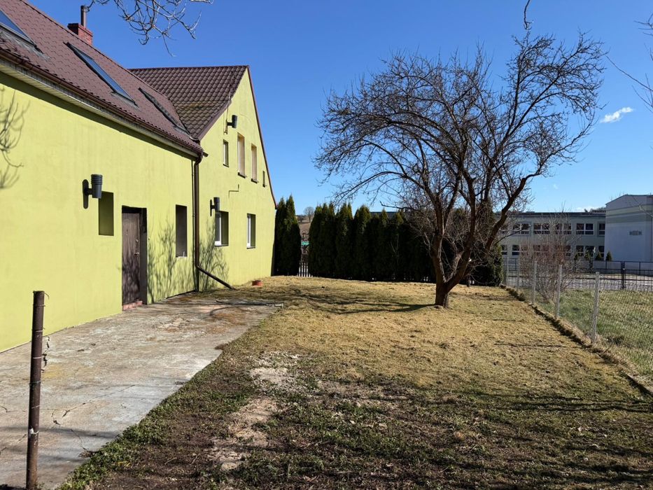 Na sprzedaż dom w zabudowie trzyrodzinnej (połowa budynku), jednopiętrowy z własnym ogrodem i garaż - Widok 3