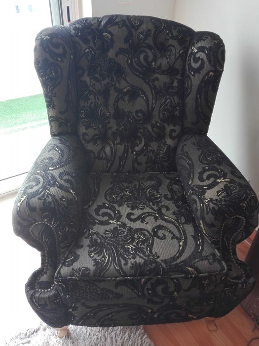 Cadeirão preto e dourado