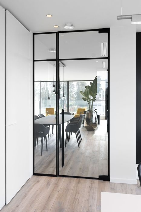 Ściana szklana LOFT z drzwiami wahadłowymi okucia czarne loftowe