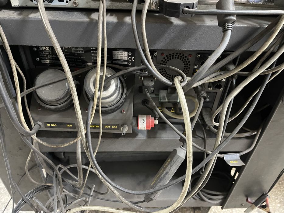 Consola com Maquina diagnostico e analisador de gases