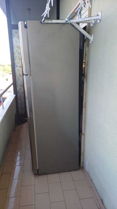 Frigorífico usado em funcionamento