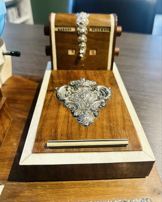 Escritorio antigo em madeira com simbolo monarquia portuguesa em prata