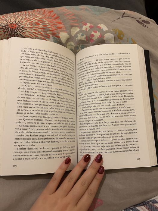 Livro “Caraval”.