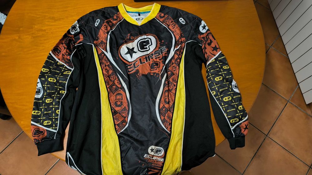 Equipamento de paintball (máscara, roupa variada e porta potes)