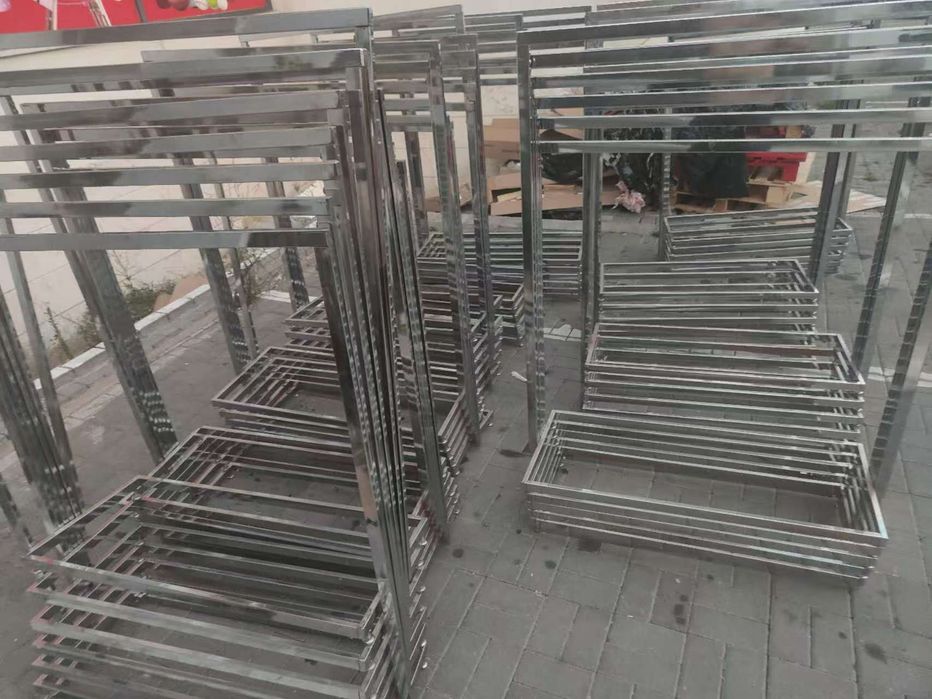 150 expositores de roupa