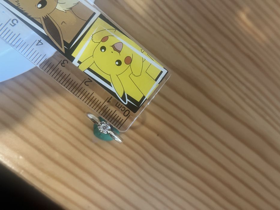 Złoty pierscionek z brylantem