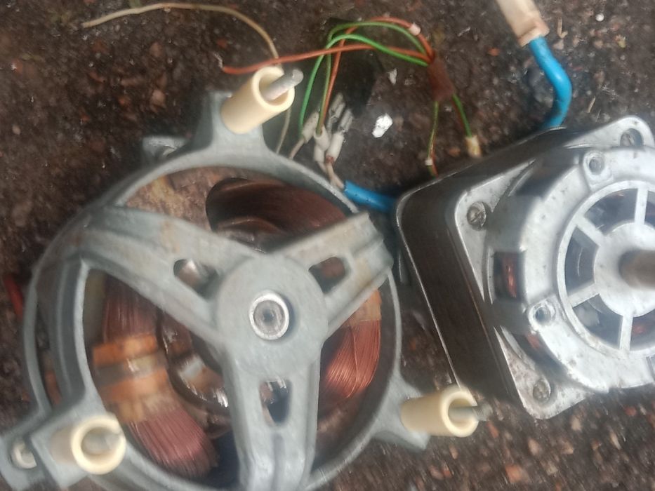 Продам два двигуни