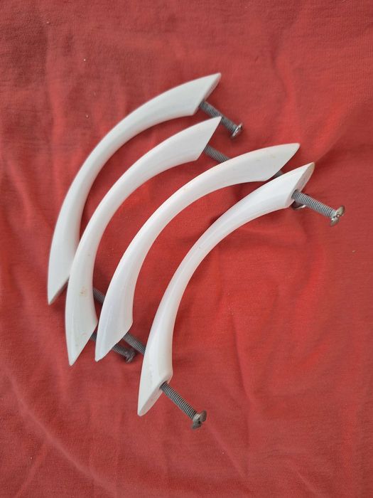 19 puxadores brancos metálicos