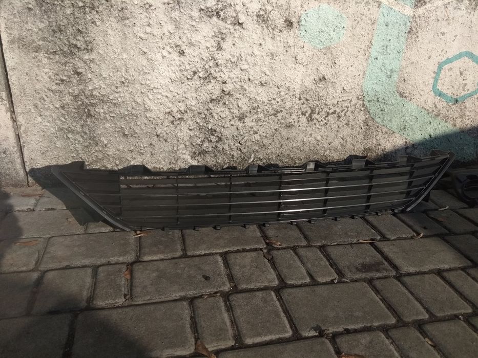 Решетка радиатора нижняя Toyota Prius C рест. 5311252490
