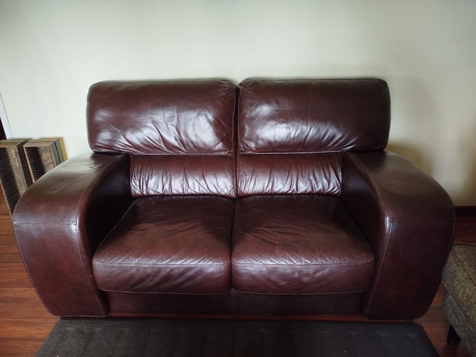 Sofa em pele castanho