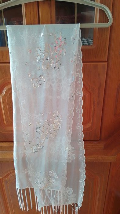 szalik błyszczący bialy