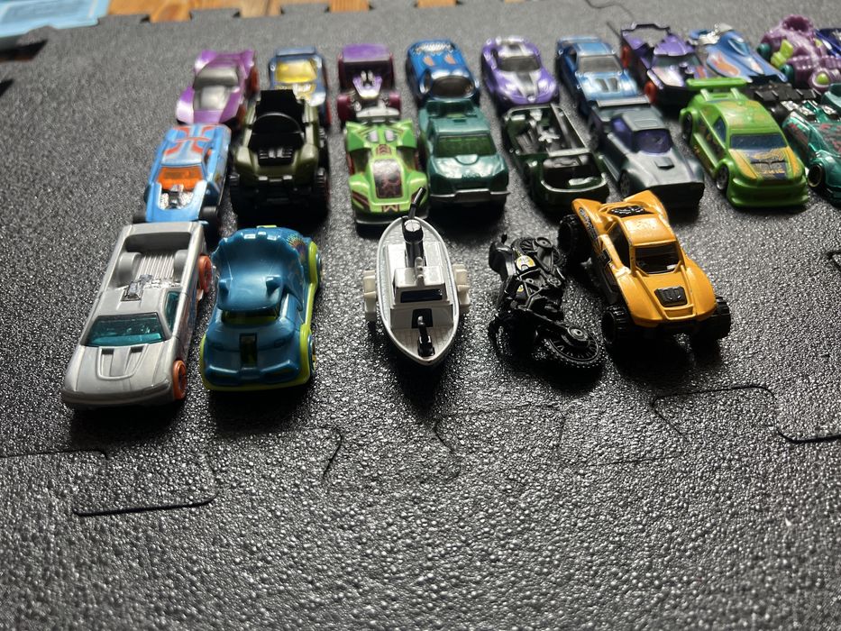Zestaw 25 autek Hot Wheels