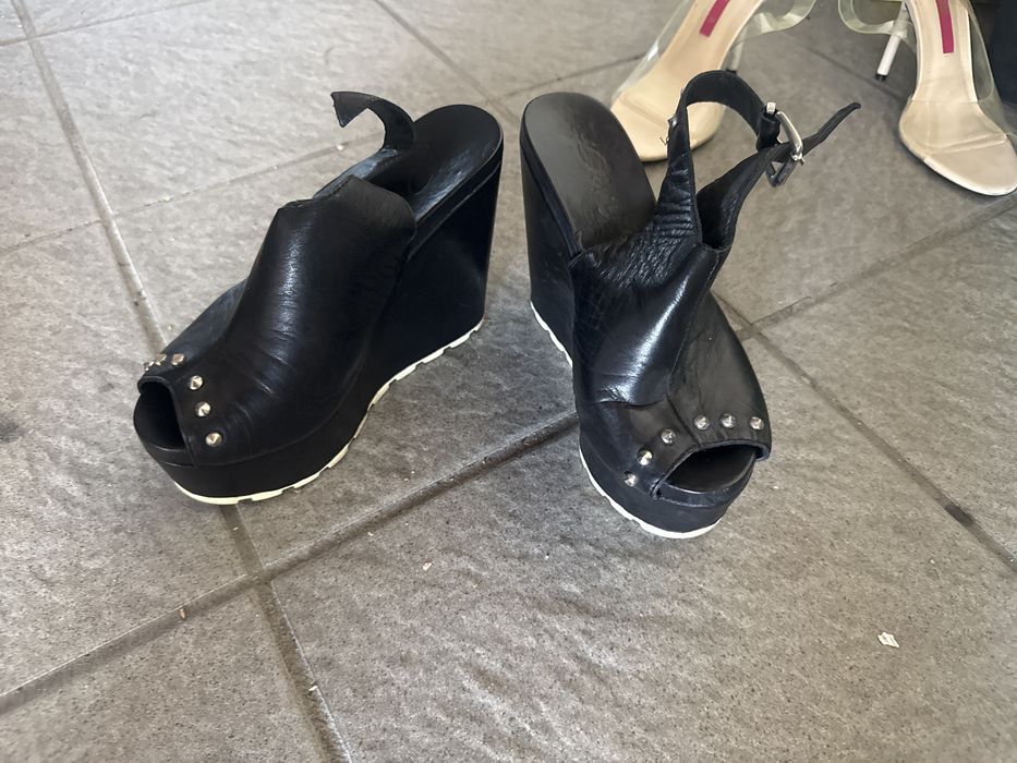 Sandalias pixy pretas de pele