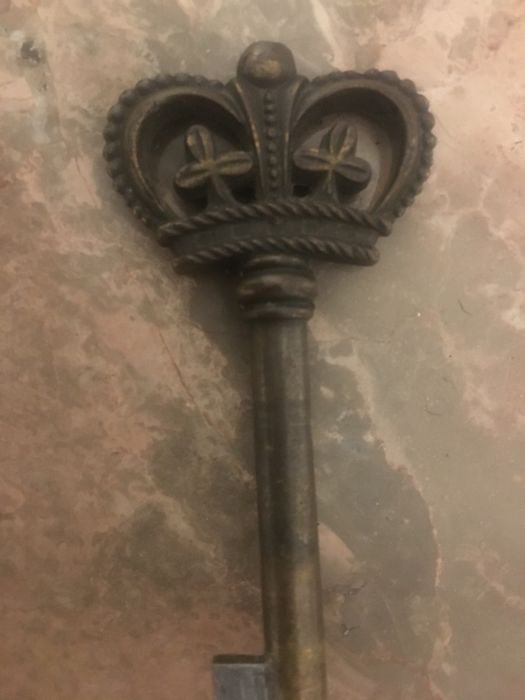 Comoda Luis XV adornos metal