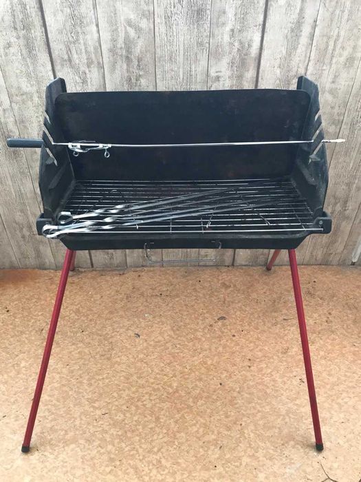 Садовий гріль переносний розкладний в дуже гарному стані.