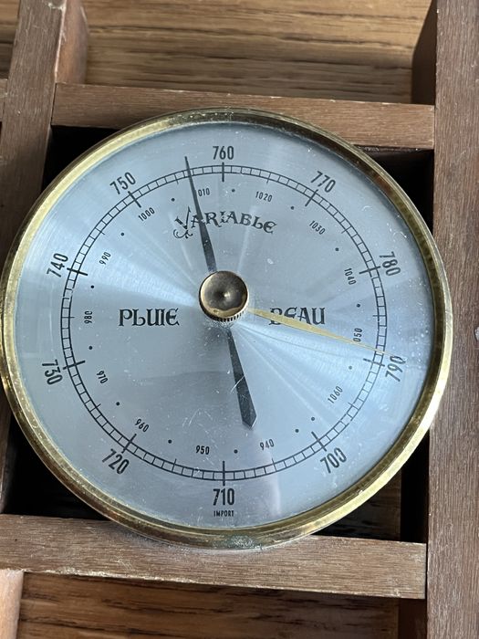 Barometr ścienny w drewnianej oprawie – styl vintage,