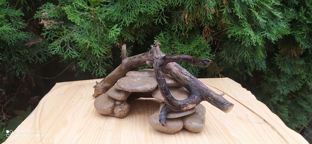 Grota z drewienkiem do akwarium