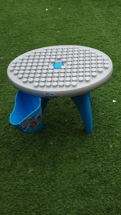 Mesa para construção de Legos, com gaveta para os legos