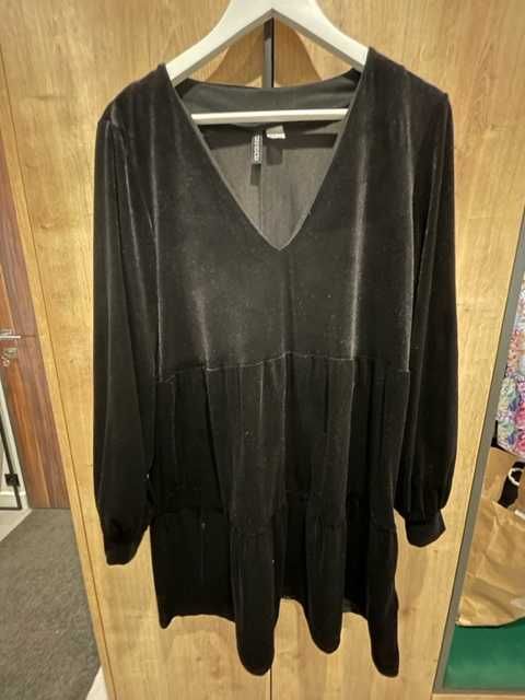 czarna welurowa sukienka oversize z dekoltem w serek długi rękaw M H&M