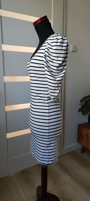 Sukienka biała w czarne paski Amisu rozmiar M/38/10 bufiaste rękawy