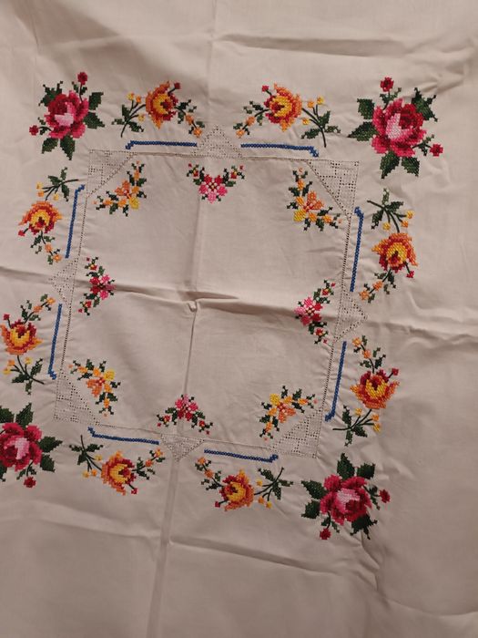 Fabuloso trabalho de mãos   (de fada) toalha bordada  a ponto de cruz