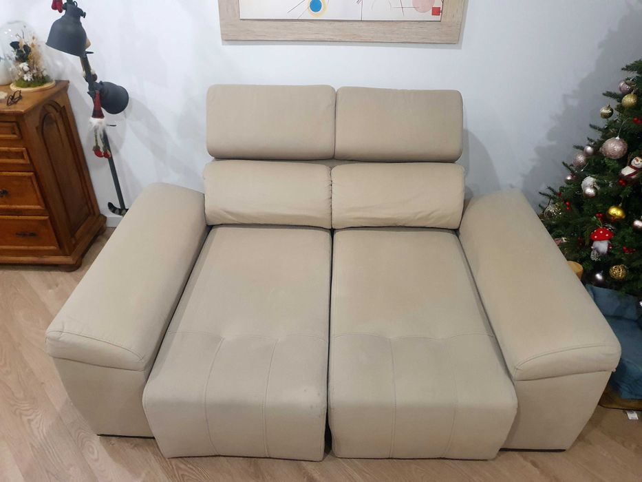 Sofá com assentos extensíveis e cabeceiras rebatíveis de 2 lugares