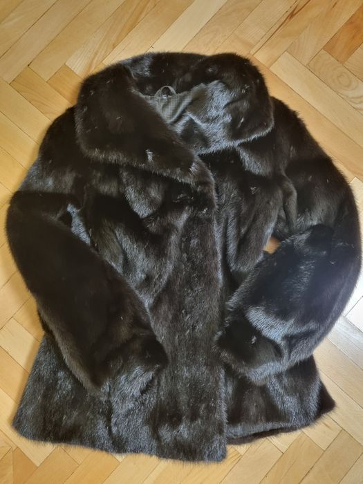 Чорна норкова шуба