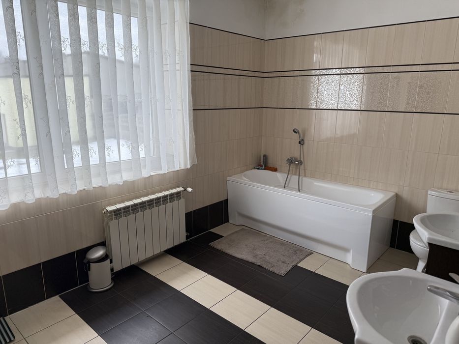 Komfortowy Dom z Budynkiem Gospodarczym