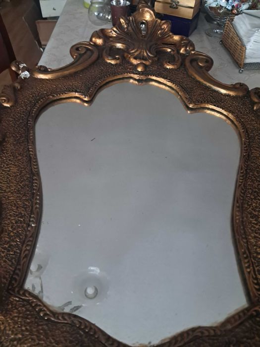 Bonito e antigo  espelho a precisar de umpequeno restauro