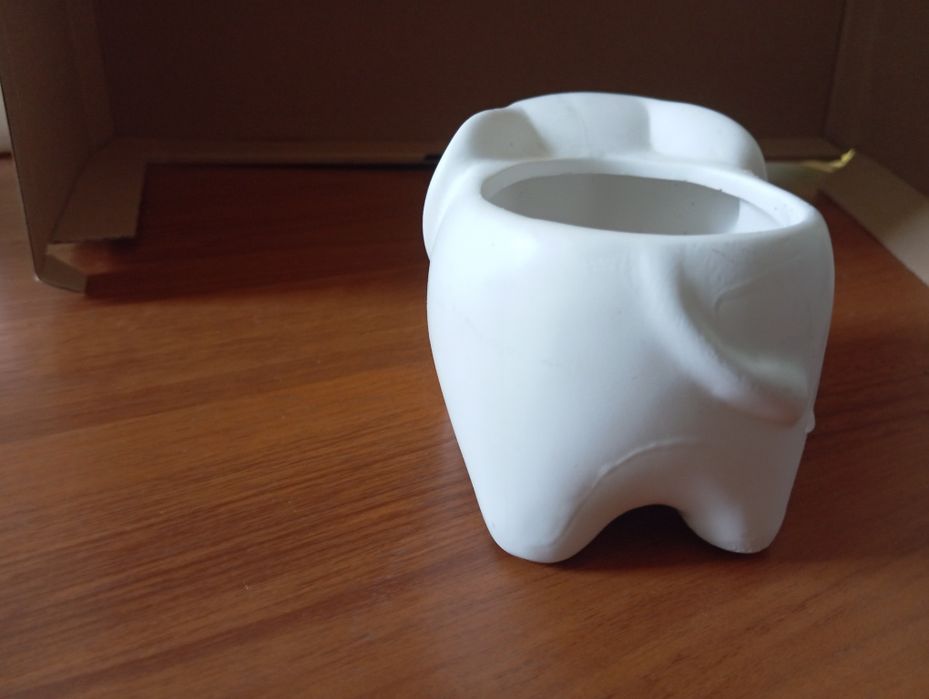 Doniczka biała ceramiczna w kształcie słonia .