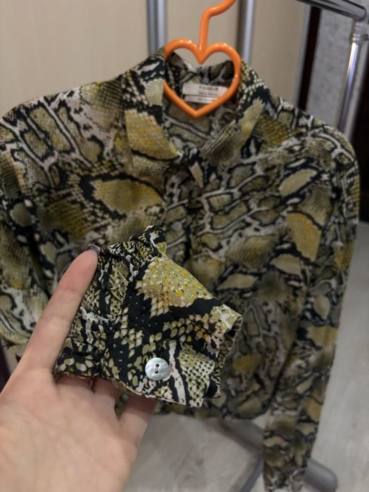 Стильная рубашка под змеиную кожу от Pull&Bear