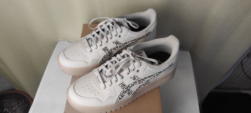 Жіночі кросівки нові