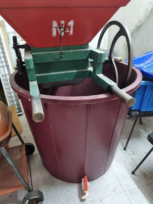 Esmagador de uvas manual