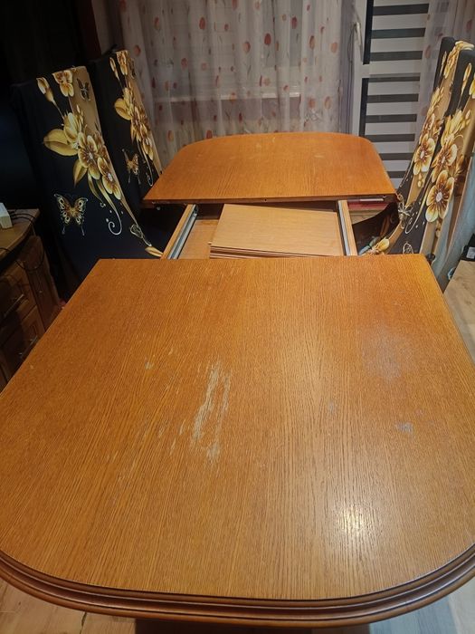 Meble – stół rozkładany z 4 krzesłami, 2 witryny, biurko i lustro