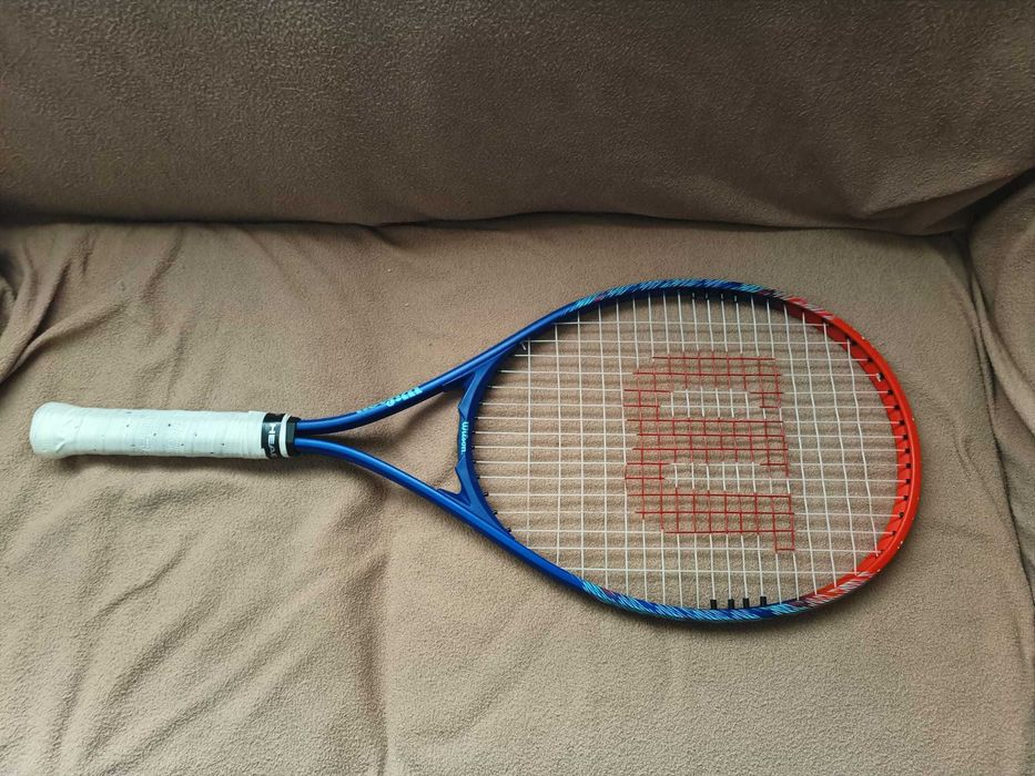 Raquete de ténis adulto lazer, alumínio, Wilson Impact azul vermelho.