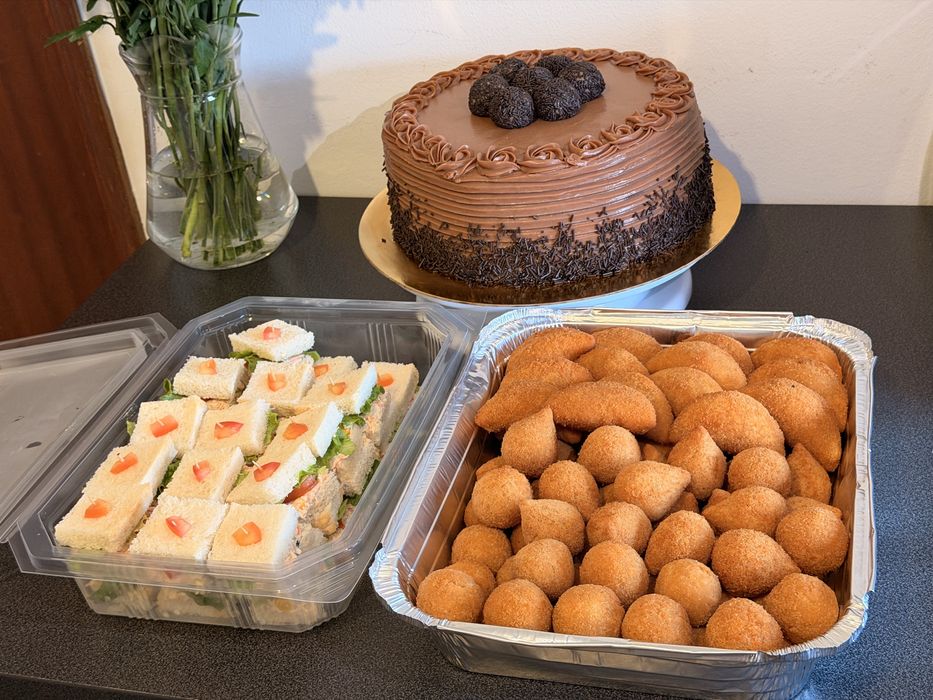 Bolo, salgados e brigadeiros