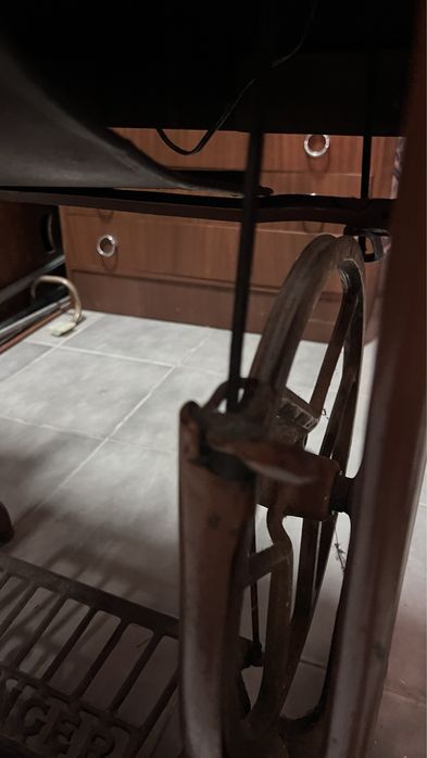 Singer a pedal e elétrica