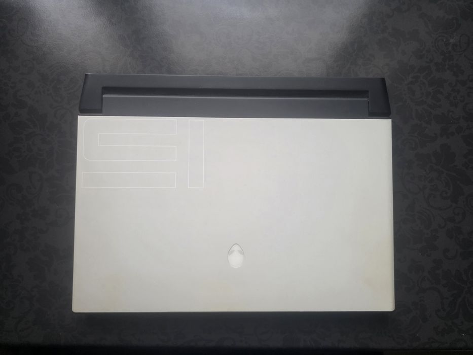 ekranem OLED 


---

Alienware m15 – klasa premium | i9-9880H | RTX 2