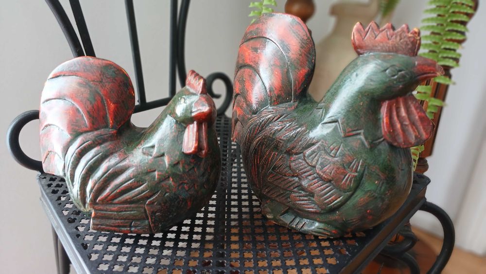 Ręcznie rzeźbiona w drewnie figura koguta.